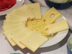 お皿に盛られたたくさんのスライスチーズ